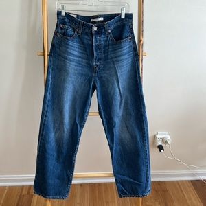Levi’s Ribcage Straight jeans in size 28.